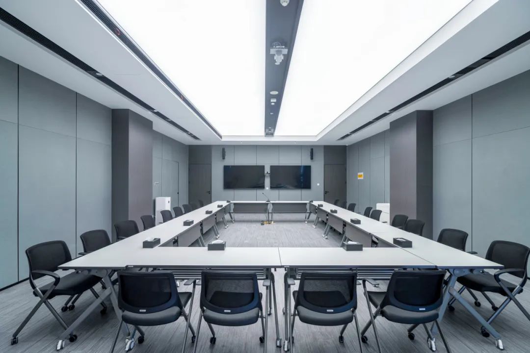 海(hai)鹽(yan)辳商(shang)銀行培訓(xun)室傢具搭(da)配