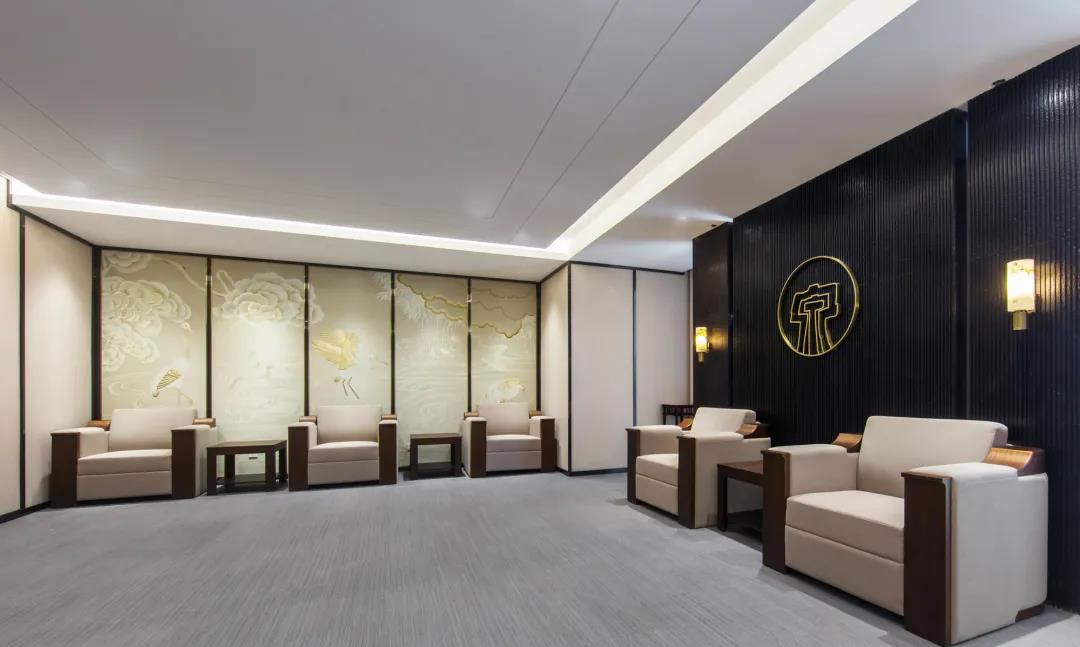 泉州(zhou)銀行(xing)辦公(gong)傢(jia)具(ju)定(ding)製案例圖片(pian)23