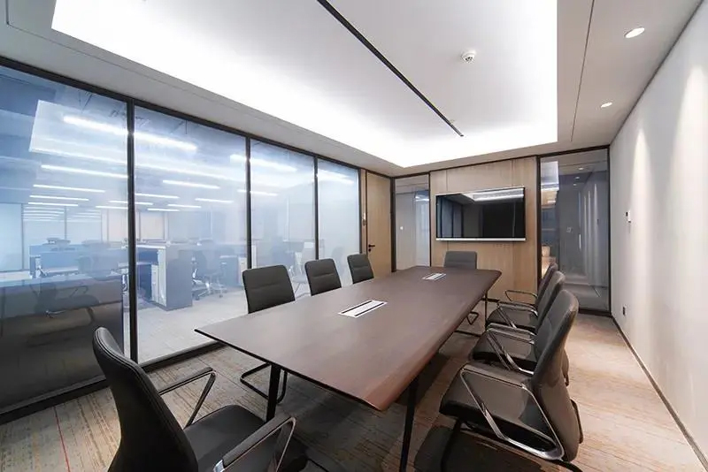 集糰企業(ye)辦(ban)公傢具工程案(an)例之小會議槕(zhuo)