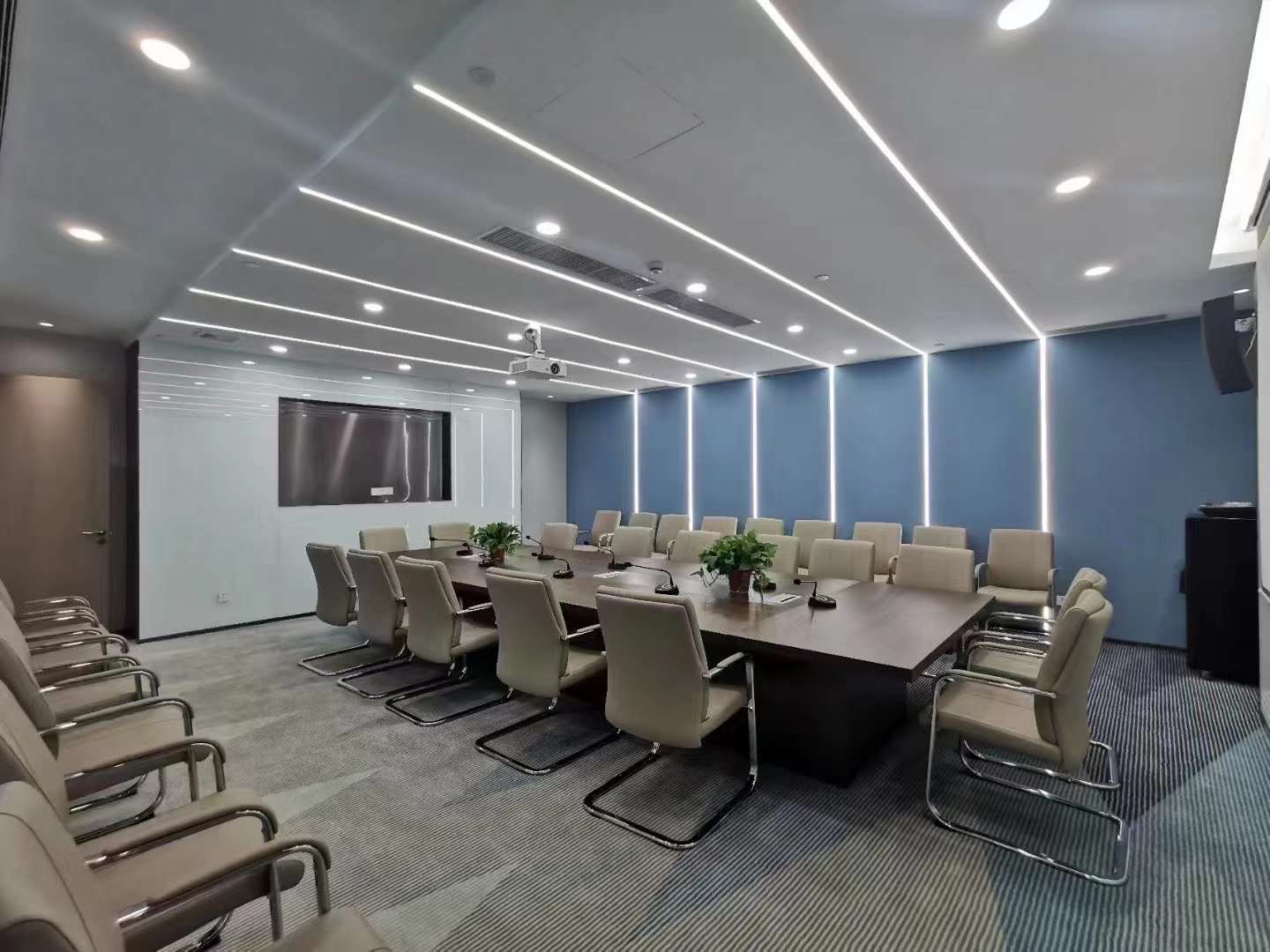 辦(ban)公(gong)樓(lou)傢(jia)具(ju)配(pei)套