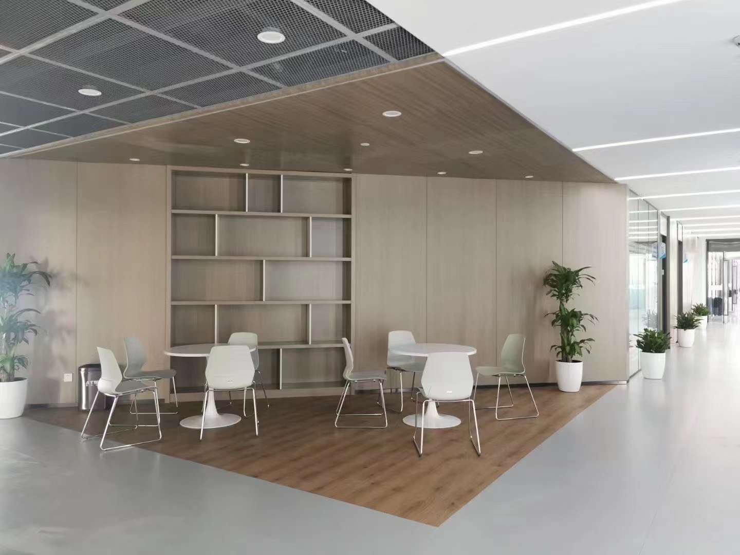 辦公(gong)傢具工程(cheng)案(an)例(li)之(zhi)洽(qia)談區