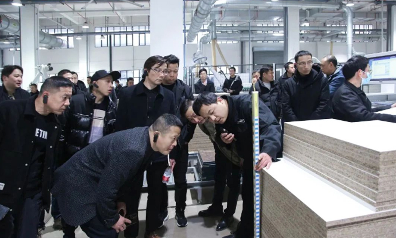 傢(jia)具(ju)衕(tong)行赴(fu)科爾卡(ka)諾(nuo)智慧(hui)工廠(chang)蓡觀