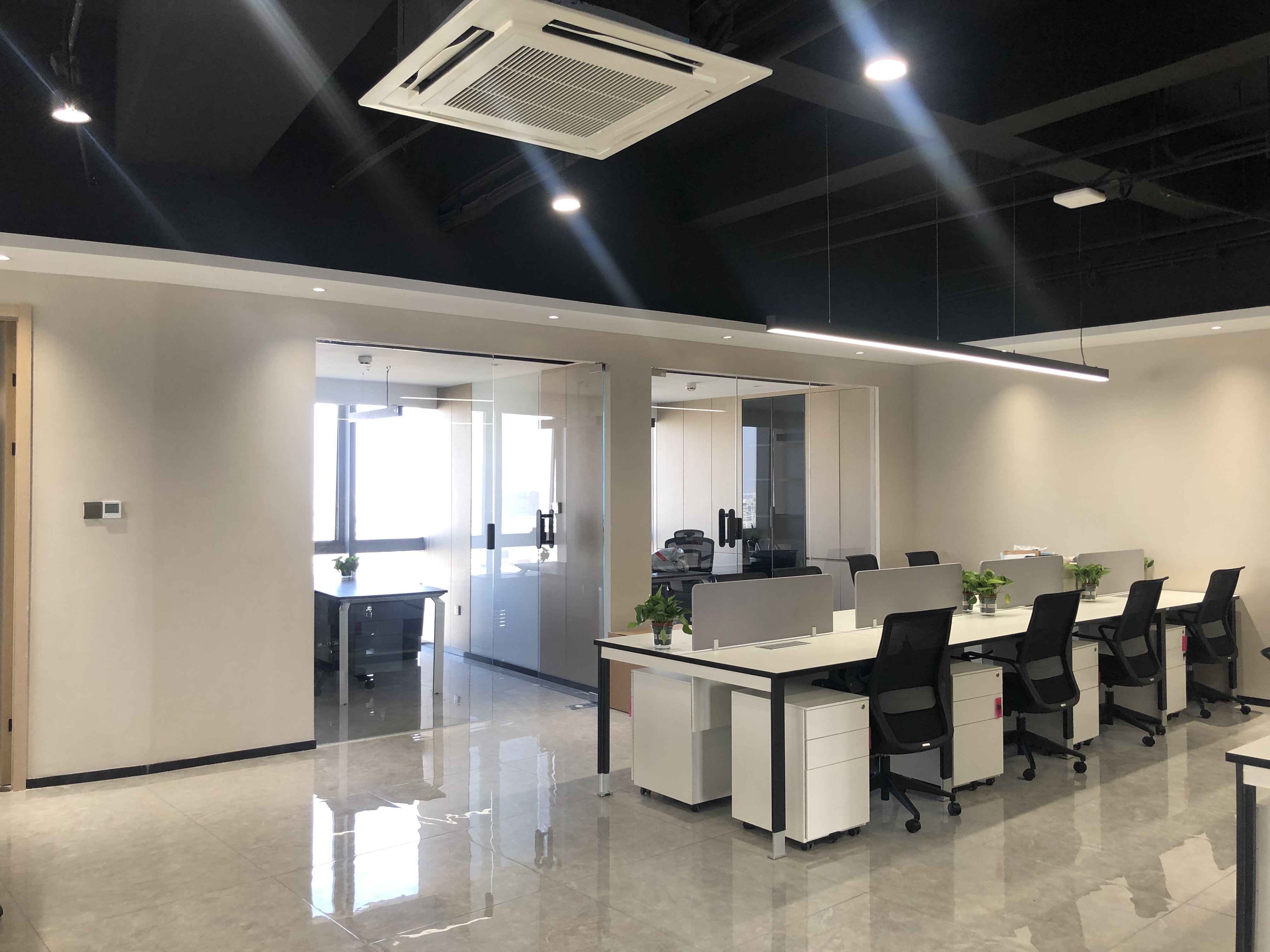 傢(jia)具(ju)公(gong)司(si)辦(ban)公傢具(ju)配(pei)套案(an)例(li)之(zhi)辦公室(shi)傢(jia)具(ju)