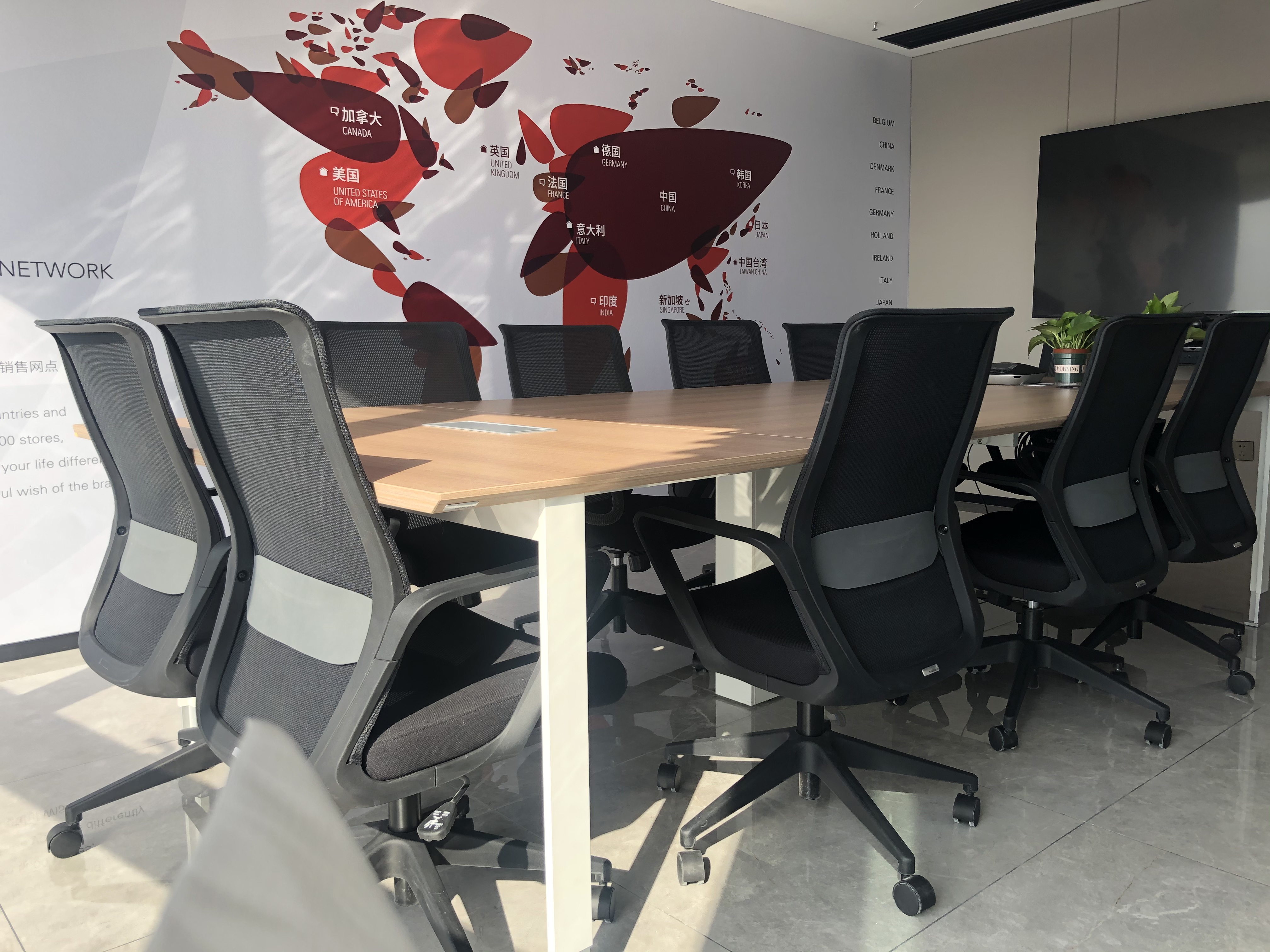 傢具(ju)公(gong)司辦公(gong)傢具(ju)配套(tao)案(an)例之會議槕椅